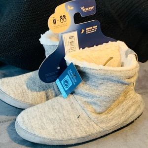 Women’s slippers NWT